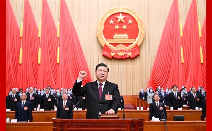 十四届全国人大一次会议选举产生新一届国家领导人习近平全票当选国家主席中央